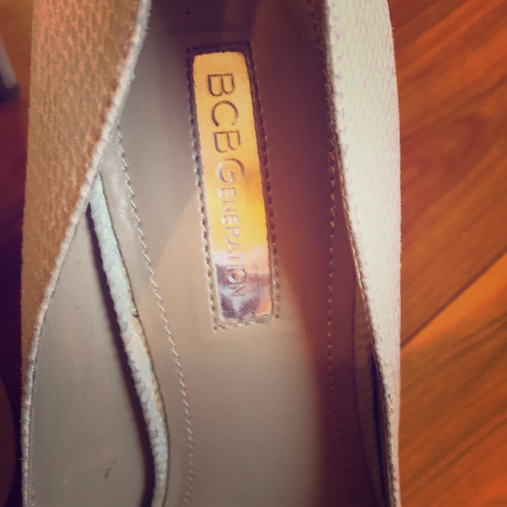 Snakeskin beige BCBG Generation heels